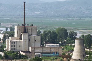 圖為朝鮮寧邊核科學研究中心，圖中右方的冷卻水塔已經在2008年除役。（圖源：DPA）