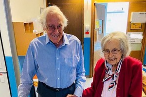 88歲的吉莉安‧英格蘭與91歲高齡的丈夫邁克爾終於攜手走出萊斯特皇家醫院。（圖源：互聯網）