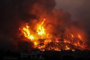 當地時間7月24日，希臘伯羅奔尼薩斯半島科林西亞地區的克希亞斯山火仍在燃燒。（圖源：路透社）