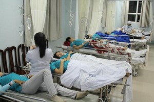 疑似食物中毒患者獲送真誠縣醫療中心救治。（圖源：越通社）