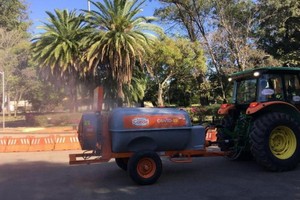 在巴西聖保羅，一輛消毒車在當地一公園噴灑藥水進行消毒作業。（圖源：互聯網）