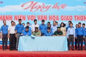 參與各方簽訂響應“青年與交通文化”運動具結書。（圖源：交通報）