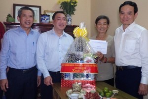 市領導團看望榮軍阮玉任老大娘（右二）並贈送禮物。（圖源：黃雄）