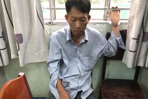 涉嫌非法買賣毒品犯罪嫌疑人阮文平被當場抓獲與毒品物證。（圖源：志石）