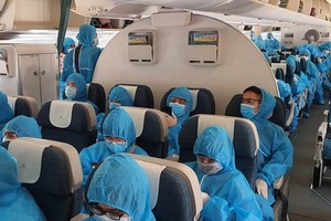 我國公民乘搭客機返國。（示意圖源：外交部）