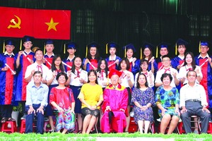 應屆畢業生與校長、老師合照。