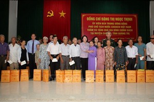 國家副主席鄧氏玉盛（中）向廣治省優撫家庭贈送禮物後合影留念。（圖源：越通社）