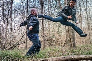 張廷煌在《霧峰》電影中以腿法攻擊對方。