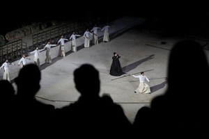 當地時間25日晚，希臘古希臘悲劇家埃斯庫羅斯的戲劇《波斯人》在已有兩千多年歷史的埃匹達魯斯古劇場上演，並且通過社交媒體向全世界進行網絡直播。（圖源：互聯網）