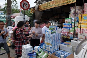 眾多居民前往雜貨店購買醫用口罩。