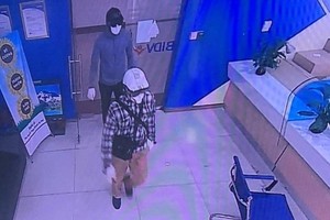 被銀行內部監控視頻錄下的2名劫匪。（圖源：警方提供）