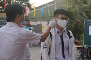 參加高中畢業試考生須檢體溫。（示意圖源：互聯網）