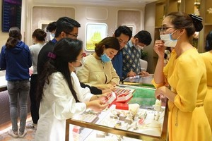 消費者在金店選購黃金飾品。（圖源：互聯網）