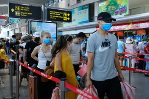 遊客在峴港機場辦理手續。（圖源：TTO）