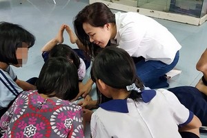 阮安草與住在OBV溫情屋的女童交談。