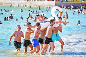 西班牙南部加迪斯市的沙灘依然人頭湧湧。（圖源：AP）