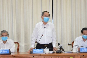 市委書記阮善仁（中）主持會議並發表講話。（圖源：HMC）