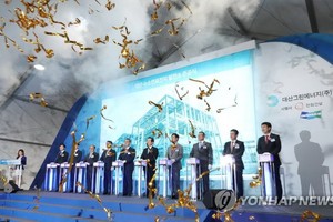 7月28日，韓國總理丁世均（右五）等人士出席在忠清南道瑞山市大山產業園舉行的全球首家副產氫燃料電池發電站竣工儀式。 （圖源：韓聯社）