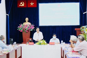 市委民運處副主任吳文論（中左）在會上發言。（圖源：市黨部新聞網）