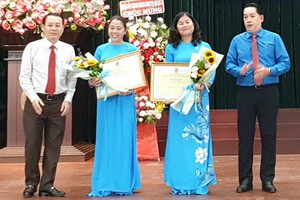 黨中央候補委員、市委常務委員、第五郡郡委書記阮文孝(左一)向郡勞動聯團主席、 副主席頒發越南勞動總聯團獎狀。