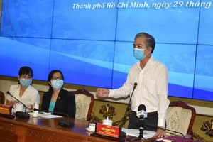 市人委會副主席吳明珠（右）在會議上發言。（圖源：泰安）