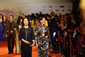 藝人在河內國際電影節走紅地毯。