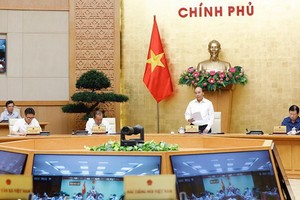 政府總理阮春福（右二）主持會議。（圖源：光孝）