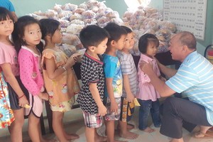 芽莊廣東會館每月兩次派慈善素食給窮人。