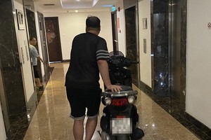 住在Sunrise City Central公寓的國英兄因連續被盜摩托車，只好將車子送到自己的住戶單位存放。