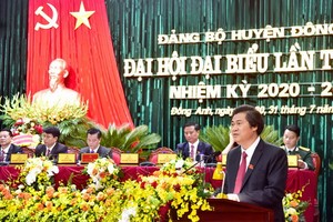 河內市東英縣委書記阮文光為2020-2025年任期東英縣黨部第二十九屆代表大會致開幕詞。（圖源：曰成）