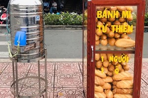 近一年來，在第三郡黃沙與陳國草街四岔路的行人道上每天早上都擺放一個盛滿剛出爐、香脆麵包的小櫃子。