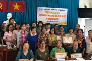 獲表彰典範婦女同與會者合照。