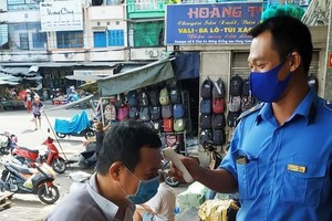 安東市場的管委會昨日起開始在各大門展開防疫工作，給商販及消費者量體溫。