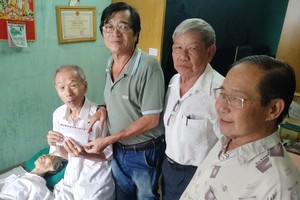 何冠忠理事長把眾理監事和宗親募集的善款共1800 萬元親交何潤樓宗親。