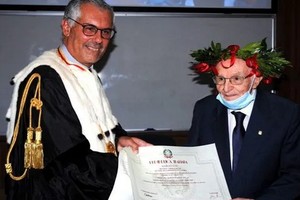 巴勒莫大學校長為96歲老人頒發學位證書。（圖源：互聯網）