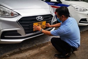 營運車輛開始更換黃底黑字車牌。（圖源：進源）