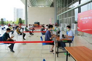 志願捐血者嚴格按照“保持安全距離、全程戴口罩”的流程進行登記捐血救人奉獻愛心。（圖源：張姮）