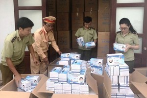 被扣留的來歷不明醫用口罩。（圖源：黃福）