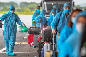 從歐洲和非洲撤回的我國公民下機時接受噴灑消毒。（圖源：安然）