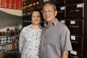 張文慶醫師夫婦在他們守了數十年的逢安堂藥店。