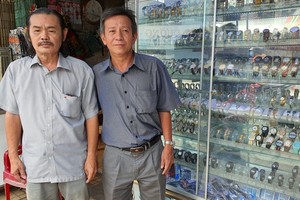 張強、張豪（右）兄弟一同打理鐘錶店。