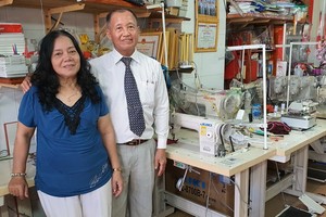 方洲與妻子在他們的縫紉機售賣店。