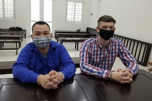 出庭受審的兩名被告人阮德孟（左）及安德魯‧伊雅燦‧亞歷山大。（圖源：阮興）