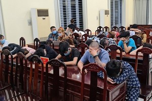 被扣留的 23 名癮君子。（圖源：警方提供）