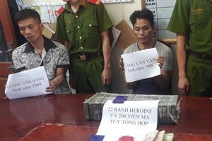 2019年9月3日，非法販運毒品被警方抓獲的梁文朋（左一）與凌文雲（右二）。（圖源：VOV）