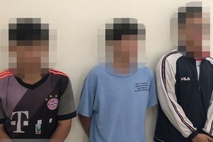 3名15歲少年直接將油漆、蝦醬潑向咖啡館。