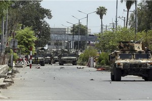 阿富汗東部城市的一所監獄遭IS襲擊，超過20人死亡，多名囚犯趁機脫逃，阿國軍警出動大批車輛增援。（圖源：AP）