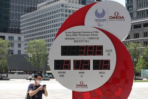 這是8月3日在日本東京站前廣場拍攝的東京殘奧會倒計時電子時鐘。（圖源：新華社）