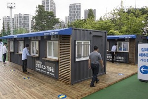  圖為設在三星電子華城廠區的篩查診所。（圖源：三星）