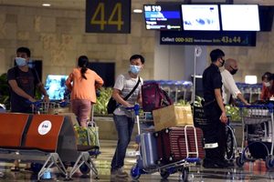 新加坡移民與關卡局、人力部和教育部3日發聯合文告宣佈，從當地時間8月10日晚上11時59分起，所有不在指定設施履行居家隔離的入境者，都必須佩戴電子追踪器。（圖源：互聯網）